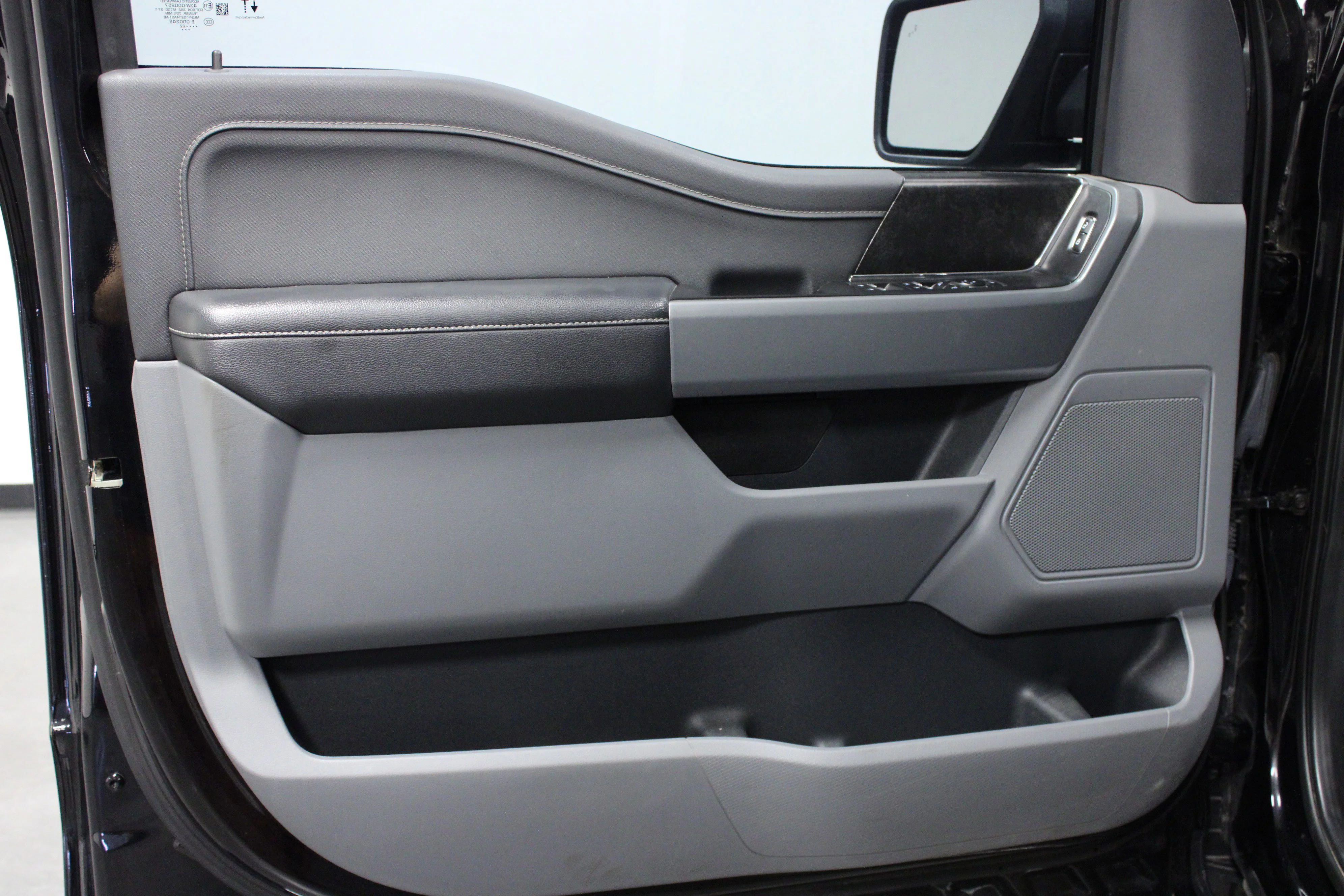Used 2022 Agate Black Metallic Ford XLT image 11