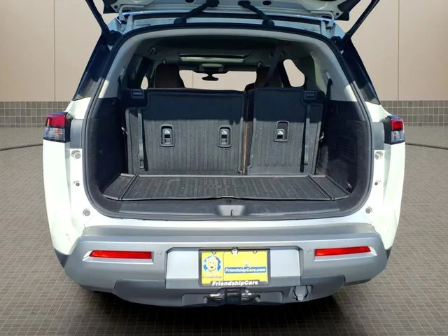 Used 2024 White Nissan Platinum image 8