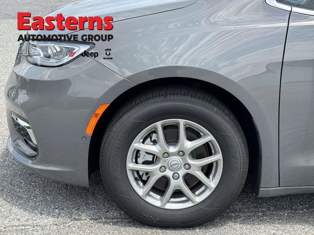 2025 Chrysler Pacifica Select - Photo 10