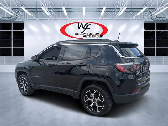 New 2026 Diamond Black Crystal Pearl-Coat Exterior Paint Jeep Limited image 5
