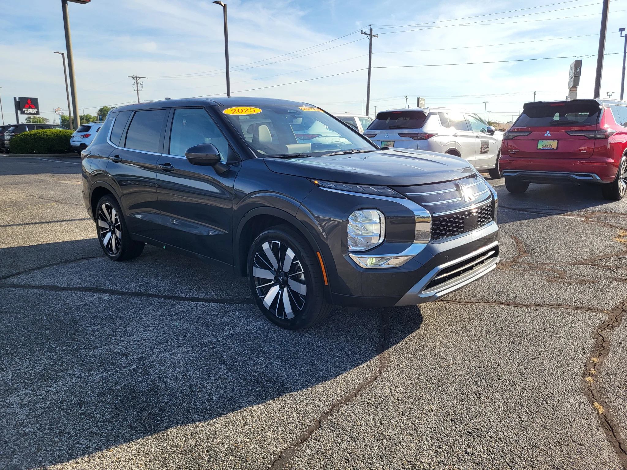 Used 2025 Cosmic Blue Metallic Mitsubishi SE image 4