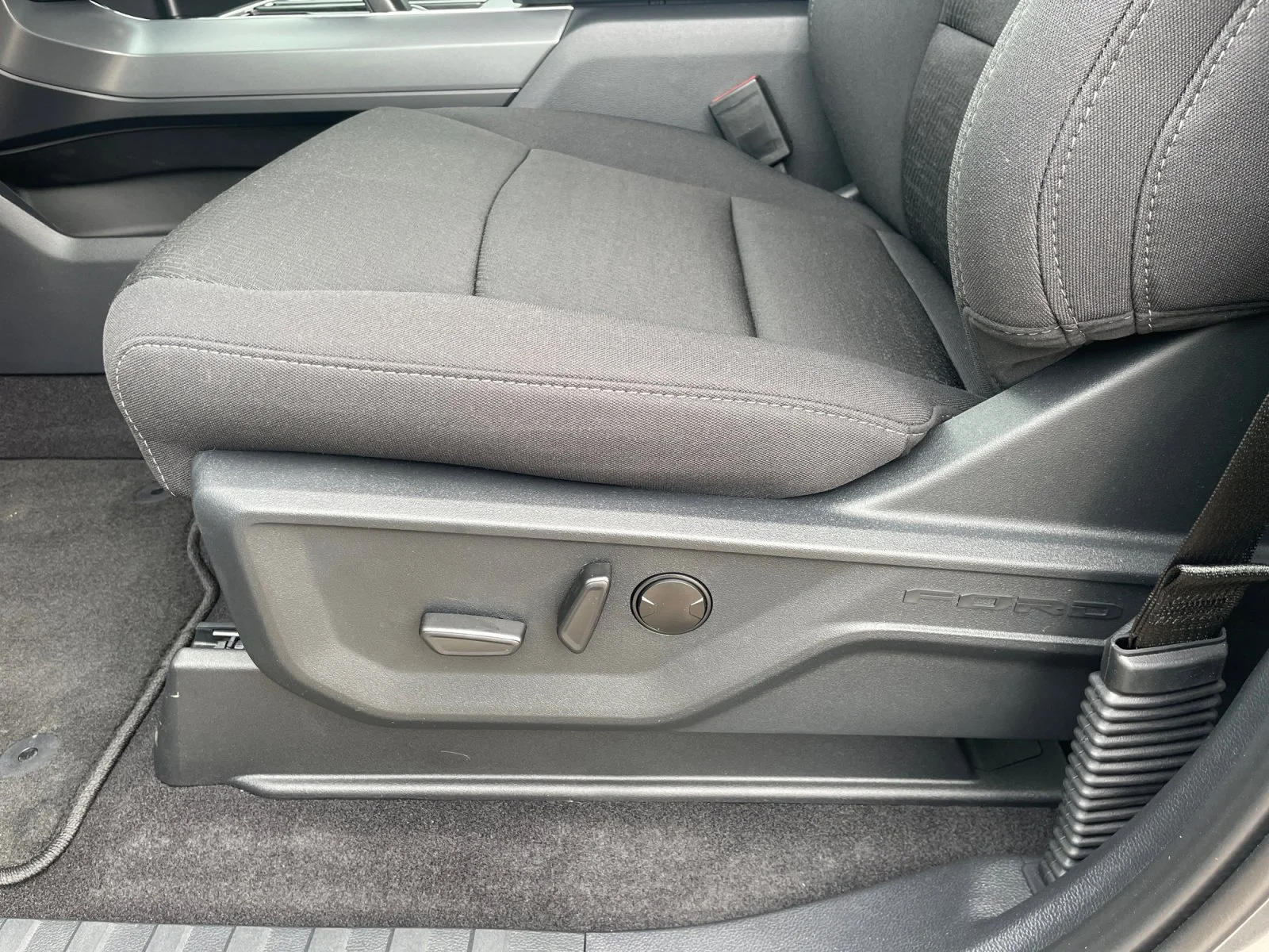New 2026 Carbonized Grey Metallic Ford XLT image 15