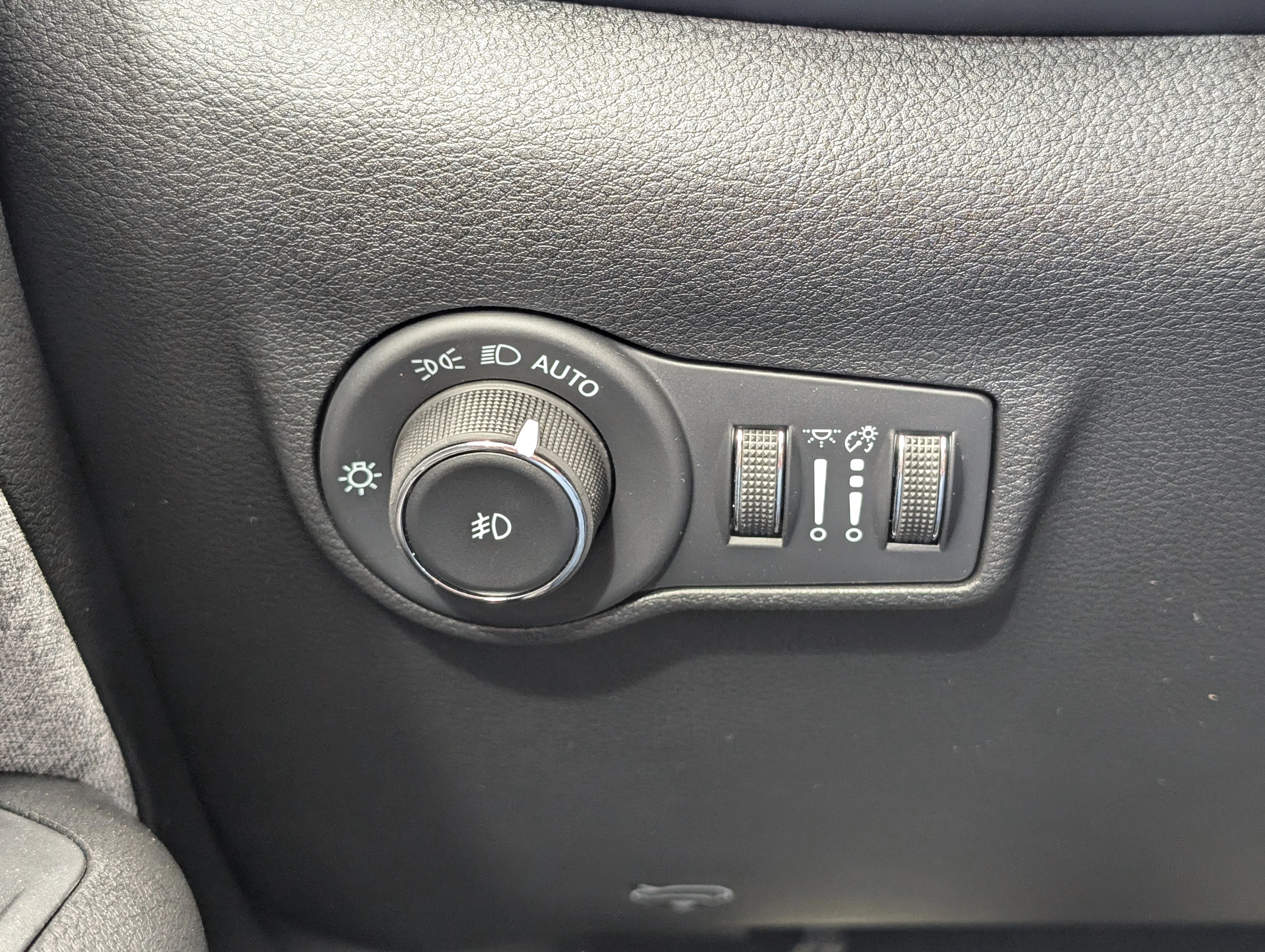 New 2026 Diamond Black Crystal Pearl Jeep North image 28