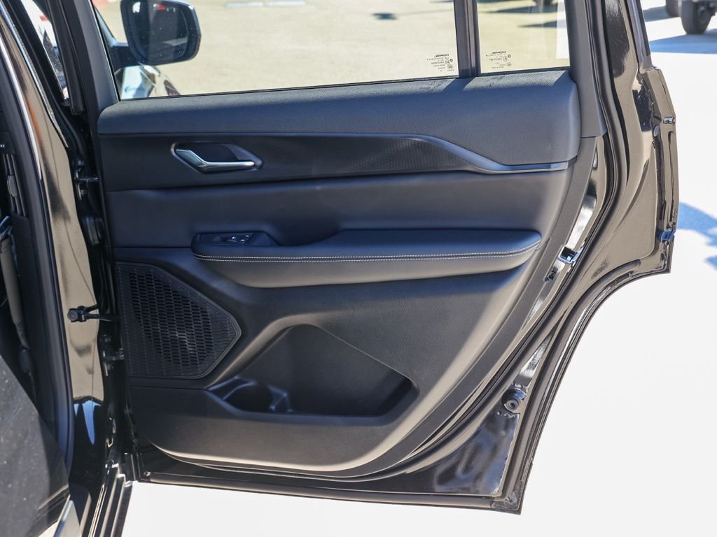 New 2026 Diamond Black Crystal Pearl-Coat Exterior Paint Jeep Laredo image 18