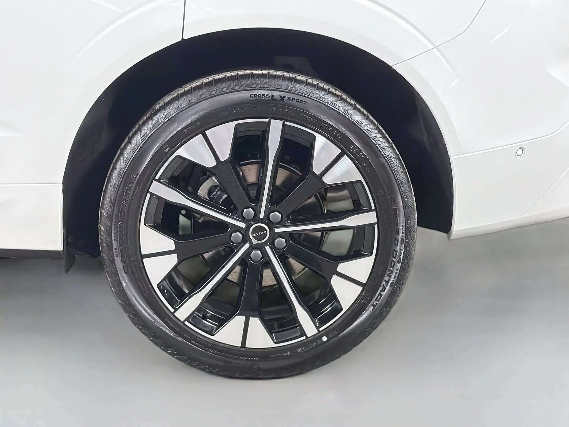 New 2026 Crystal White Volvo Plus image 29