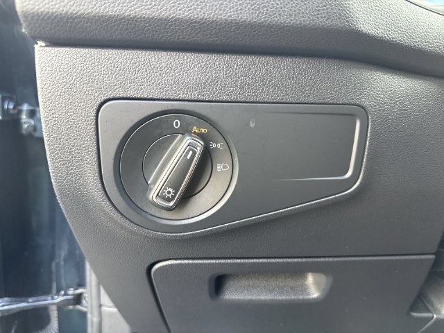 Used 2018 Green Volkswagen 2.0T SE image 26