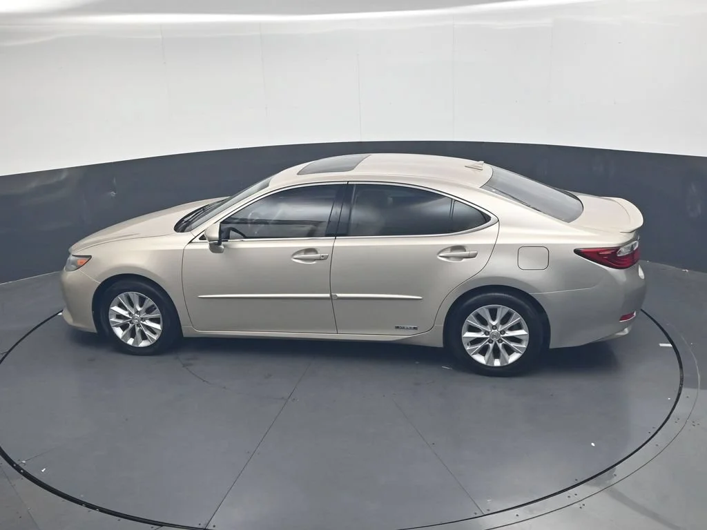 Used 2013 Beige Lexus 300h image 21