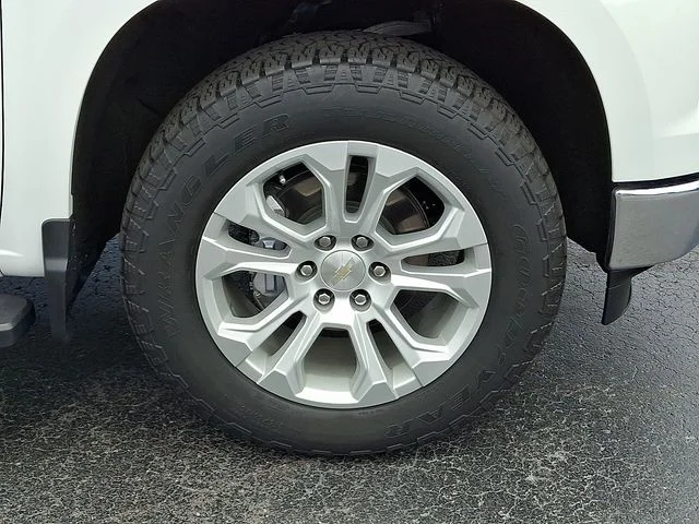 Used 2022 White Chevrolet LTZ image 9