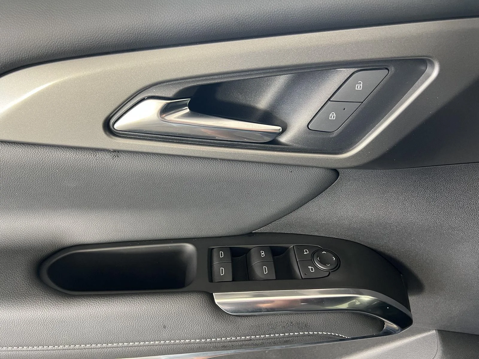 Used 2024 Lakeshore Blue Metallic Chevrolet LT image 7