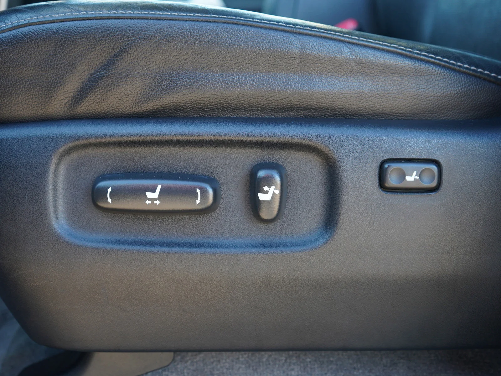 Used 2015 Classic Silver Metallic Toyota Base image 28