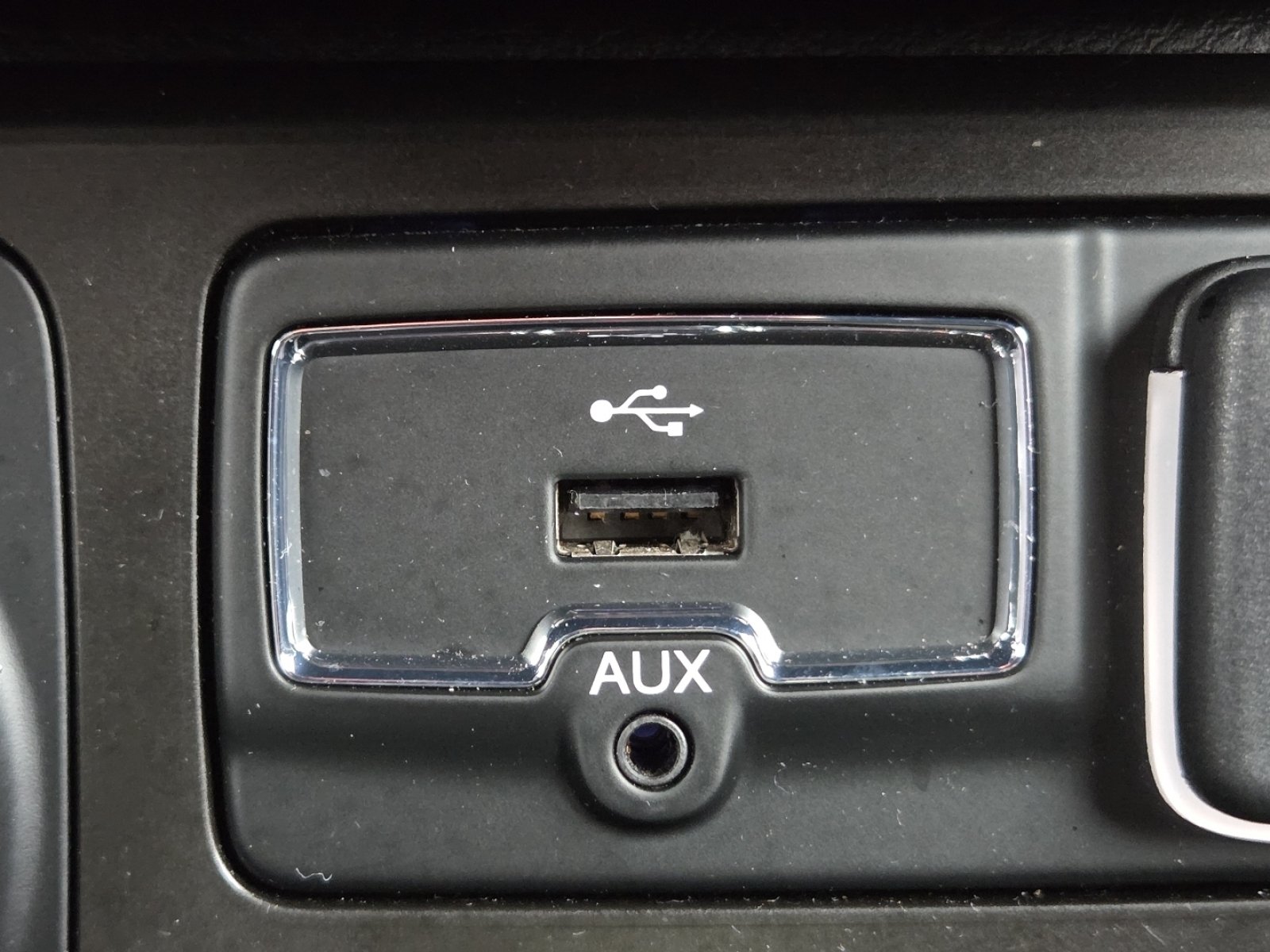Used 2022 Slate Blue Jeep Altitude image 7