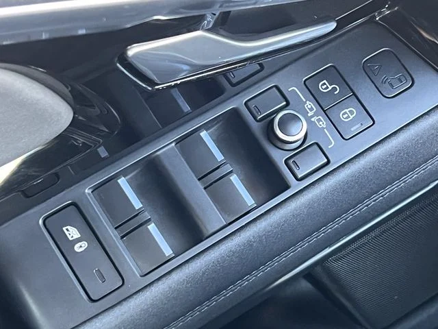 Used 2020 White Land Rover R-Dynamic SE image 21