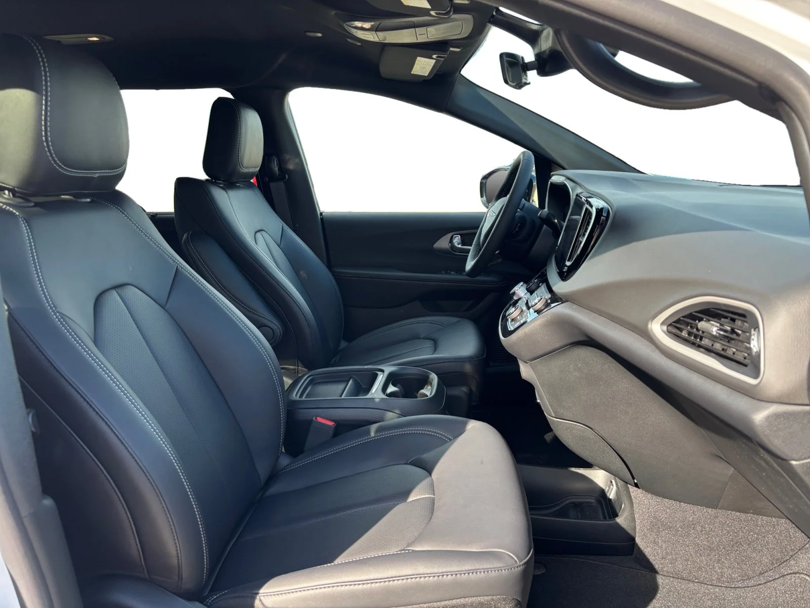 New 2027 Bright White Chrysler SXT image 17
