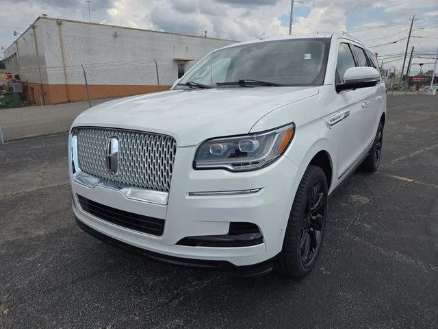 Used 2023 White Lincoln Reserve image 1