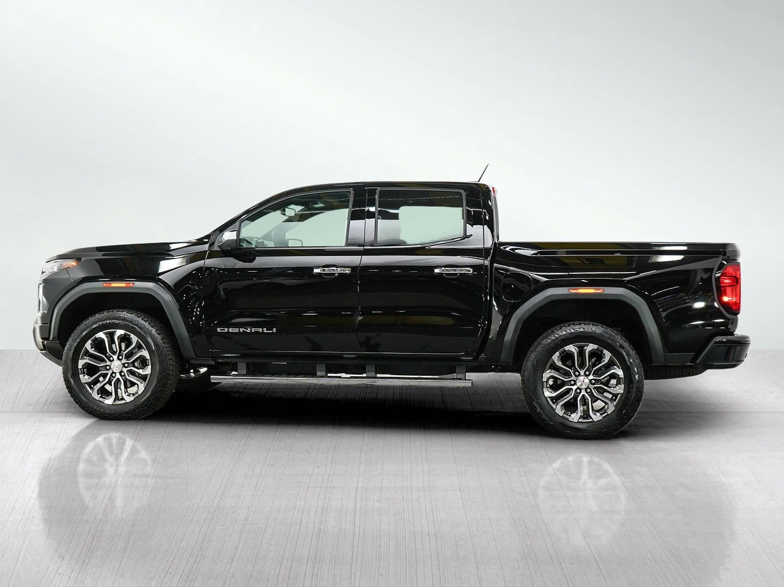 Used 2024 GMC Canyon Denali with VIN 1GTP6FEK8R1298959 for sale in Roseville, Minnesota