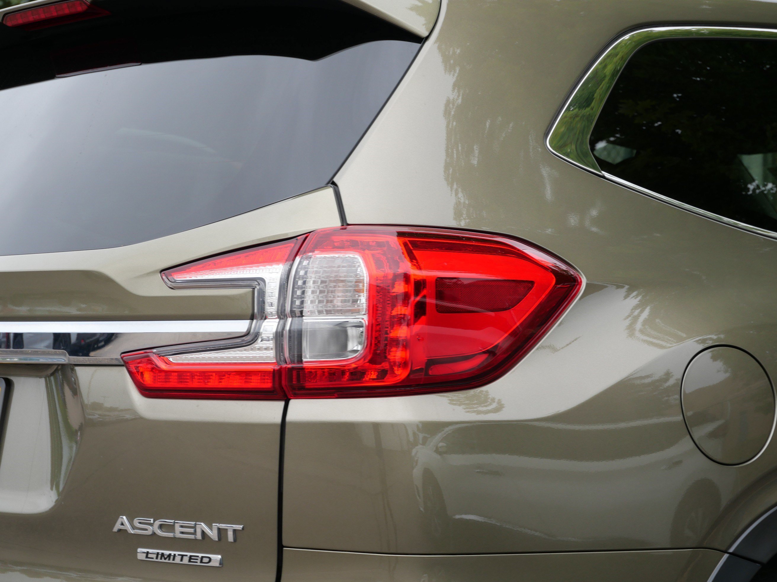 Used 2023 Autumn Green Metallic Subaru Limited image 5