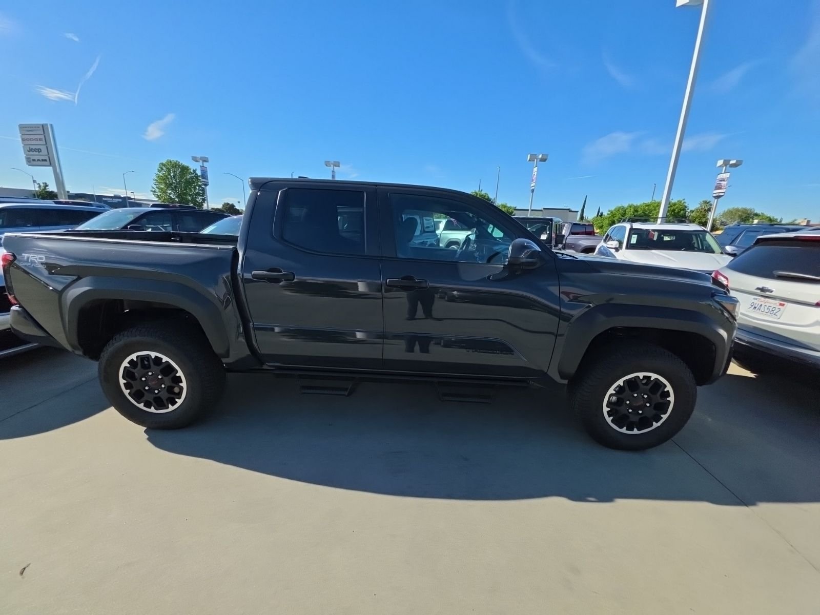 2025 Toyota Tacoma TRD Off-Road photo 2