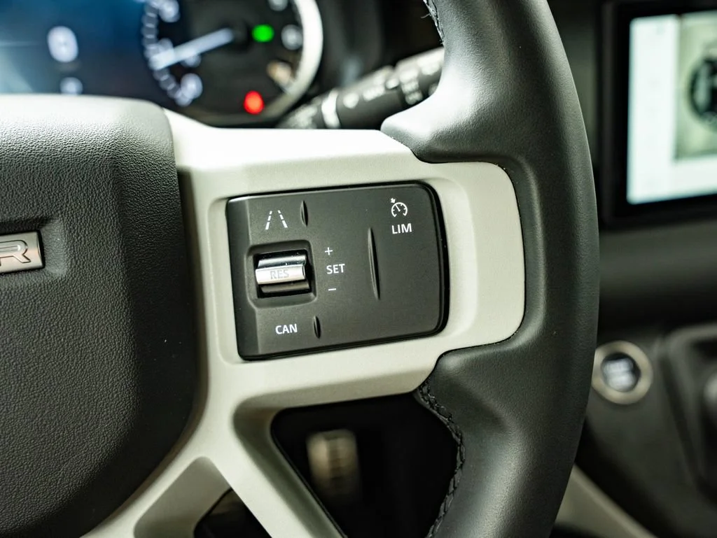 Used 2023 Black Land Rover S image 27