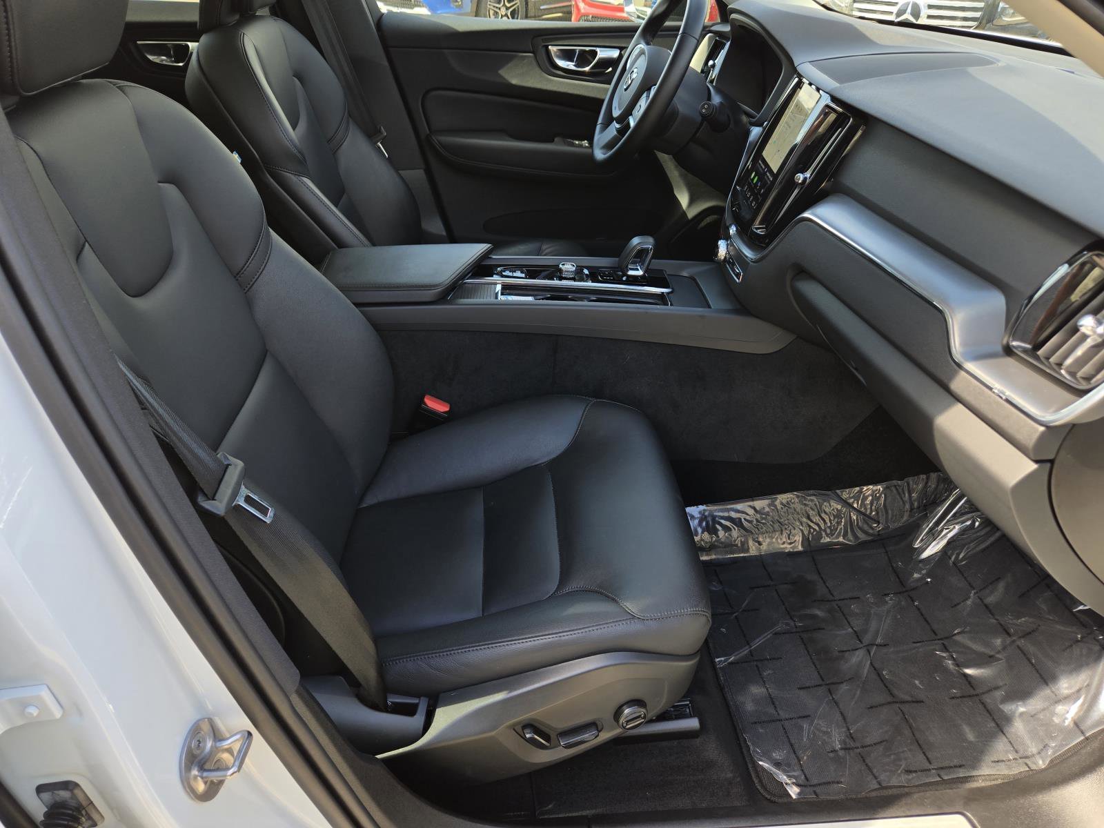 Used 2025 White Volvo Core image 40