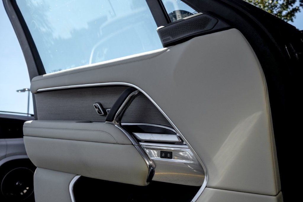 New 2027 Varesine Blue Land Rover SE image 10