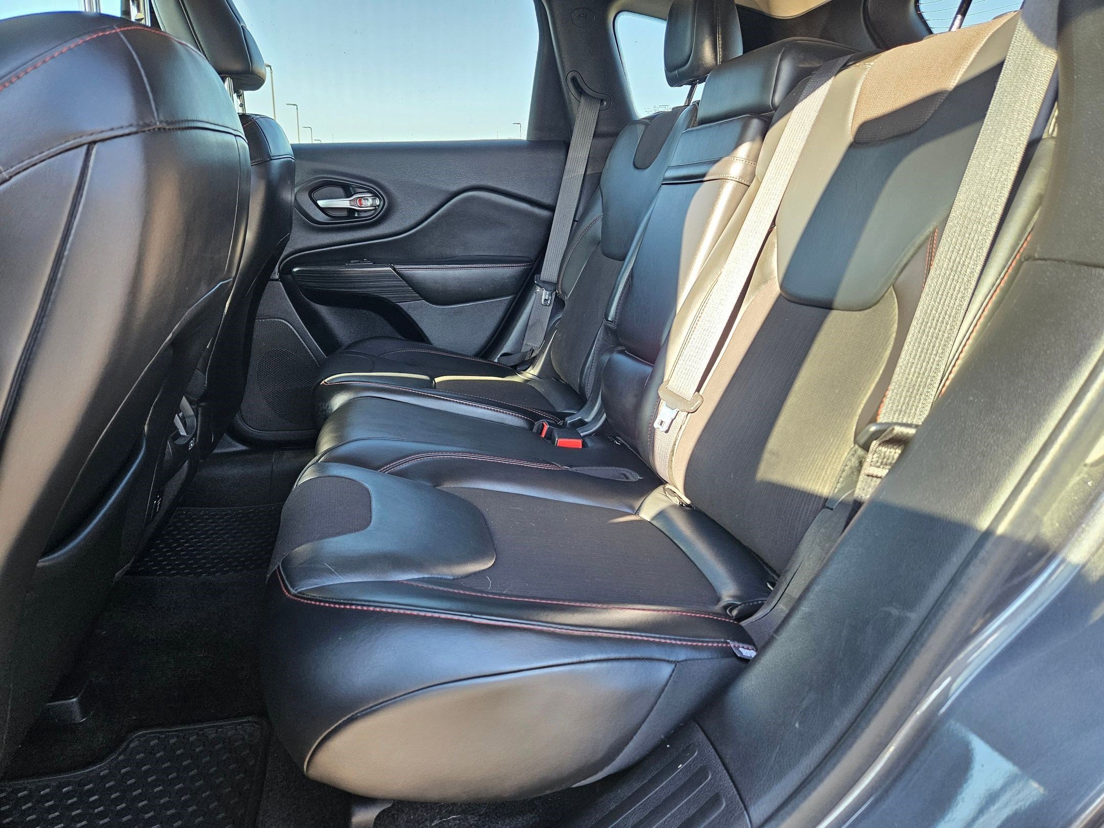 Used 2015 Granite Crystal Clearcoat Metallic Jeep Trailhawk image 26