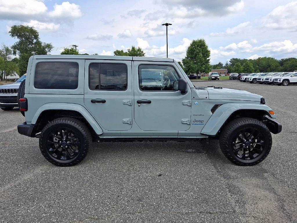 Used 2024 Earl Clearcoat Jeep Sahara image 13