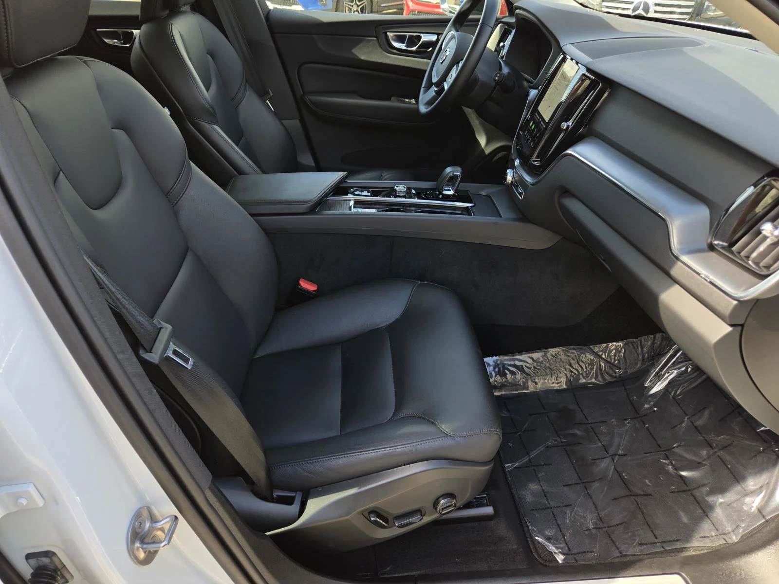 Used 2025 White Volvo Core image 40