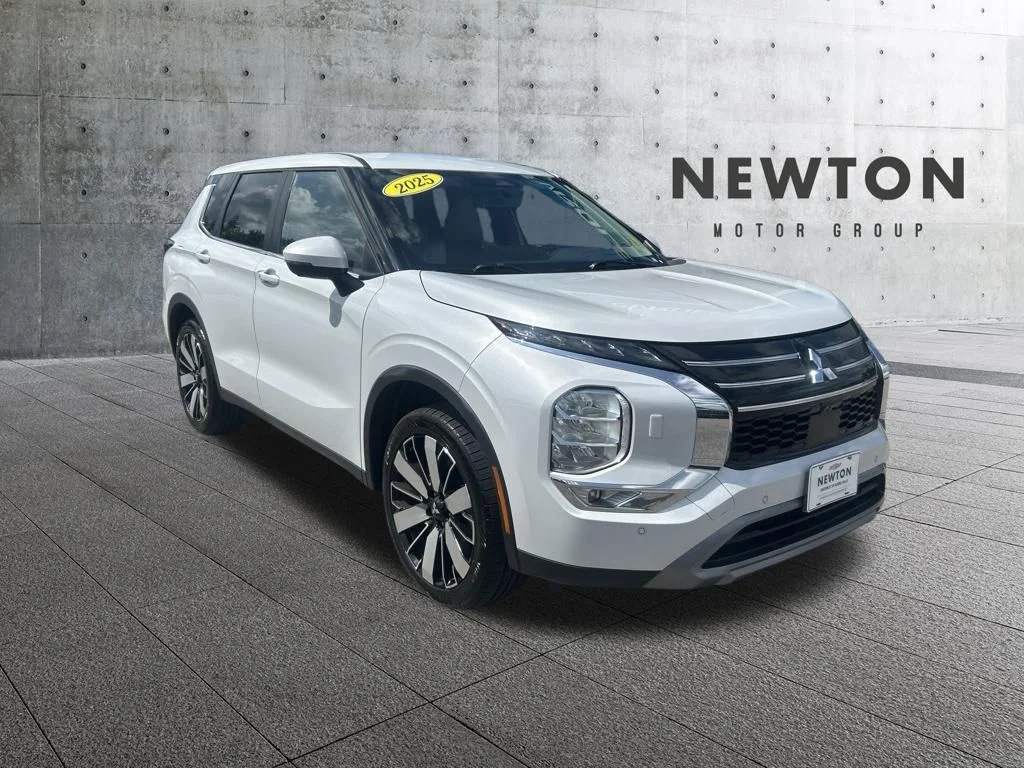 Used 2025  Mitsubishi SE image 1