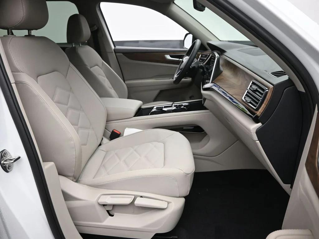 New 2026 Opal White Pearl Volkswagen 2.0T SE W/TECHNOLOGY image 9