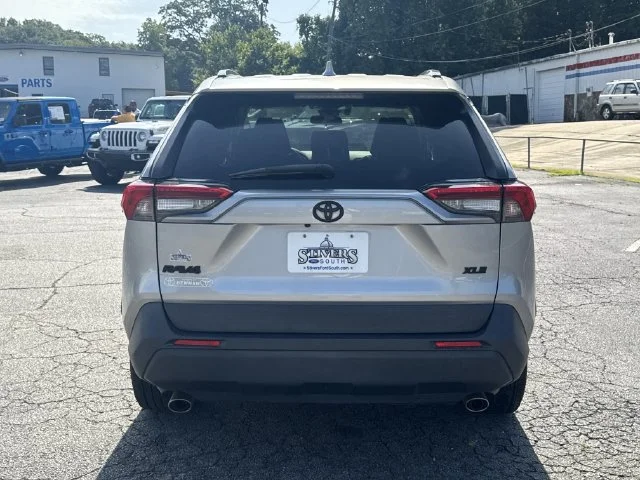 Used 2021 Silver Toyota XLE Premium image 6