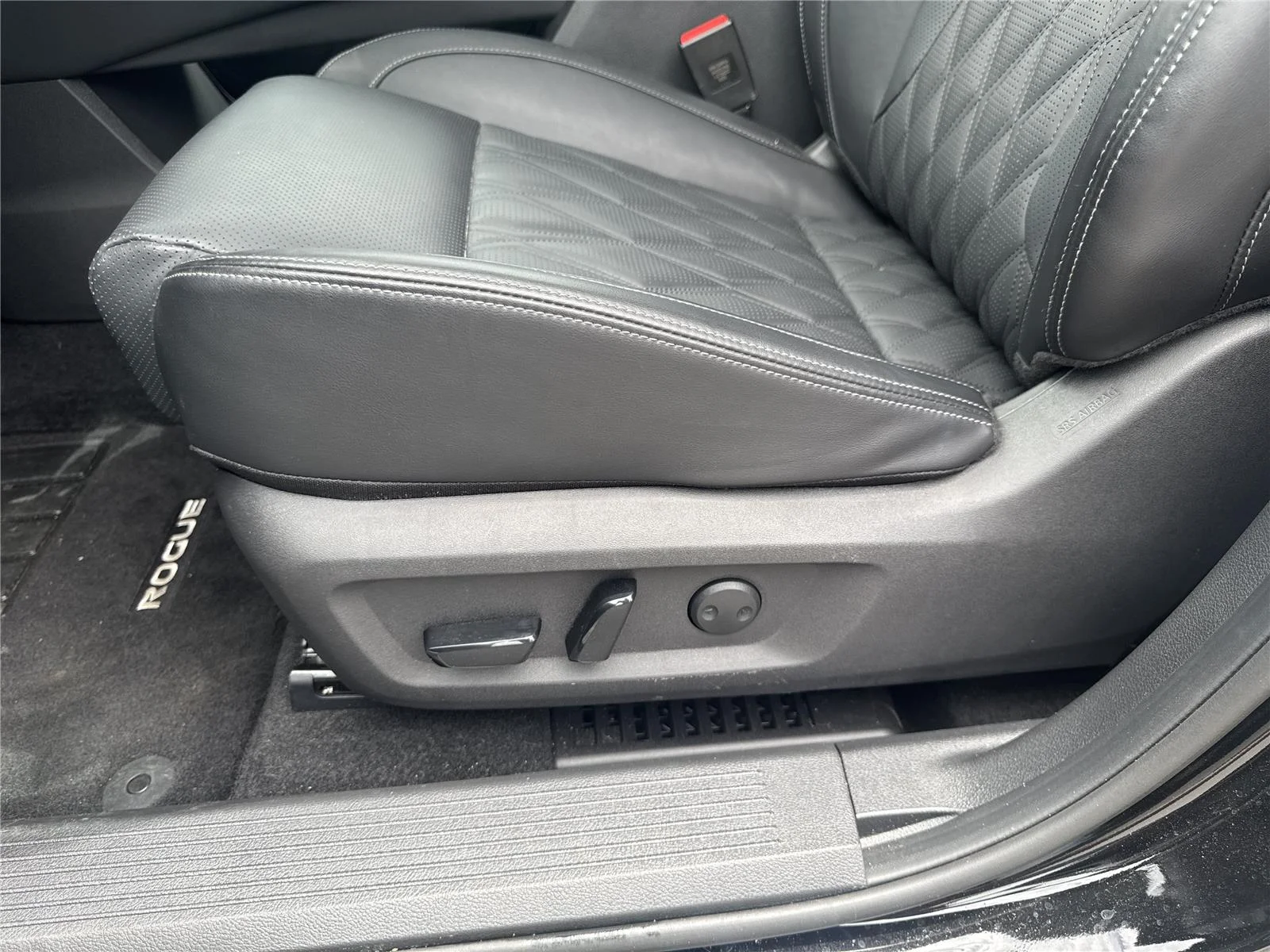 Used 2026 Super Black Nissan Platinum image 12
