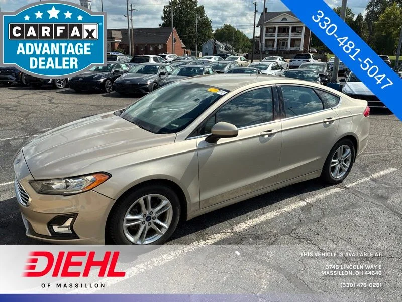 Used 2018 Gold Ford SE image 1