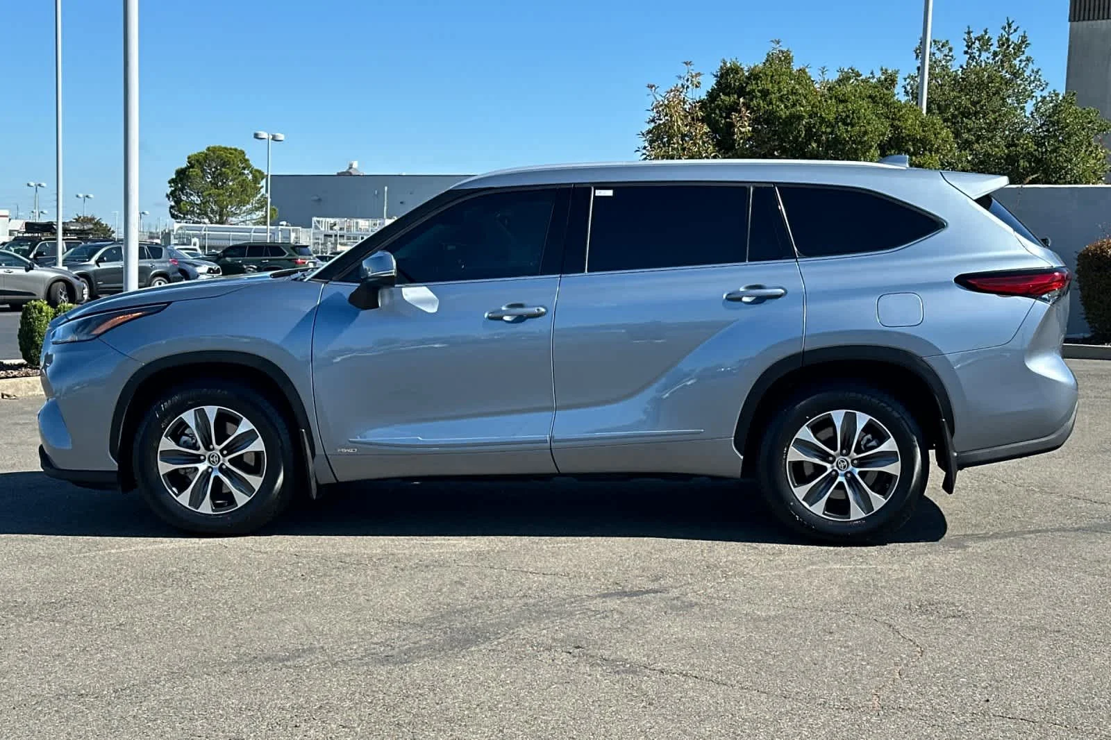 Used 2022 Moon Dust Toyota Hybrid XLE image 9