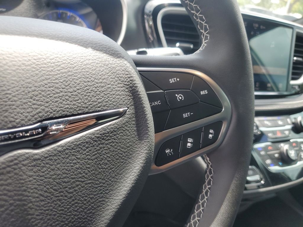 New 2026 Bright White Clear-Coat Exterior Paint Chrysler Select image 14