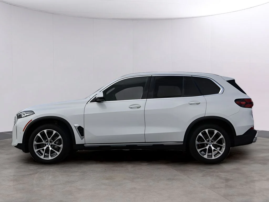 Used 2024 Mineral White Metallic BMW xDrive40i image 4
