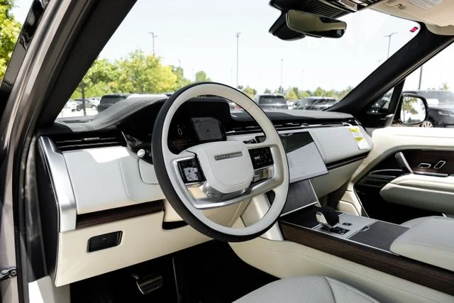 New 2026  Land Rover SE image 3