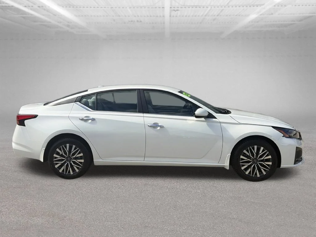 Used 2023 White Nissan 2.5 SV image 7