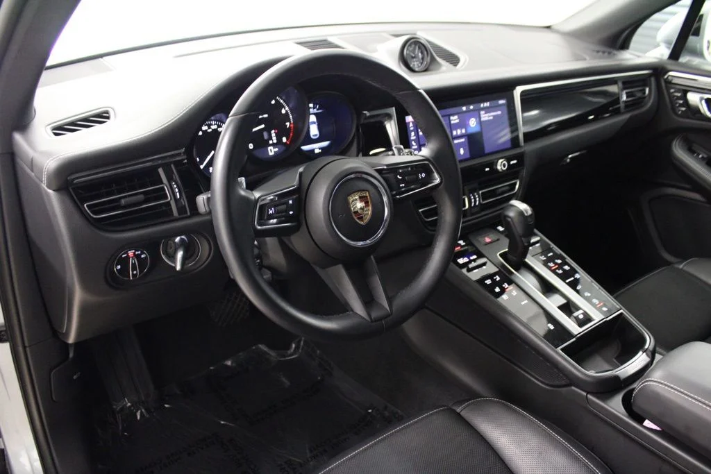 Used 2025  Porsche  image 4