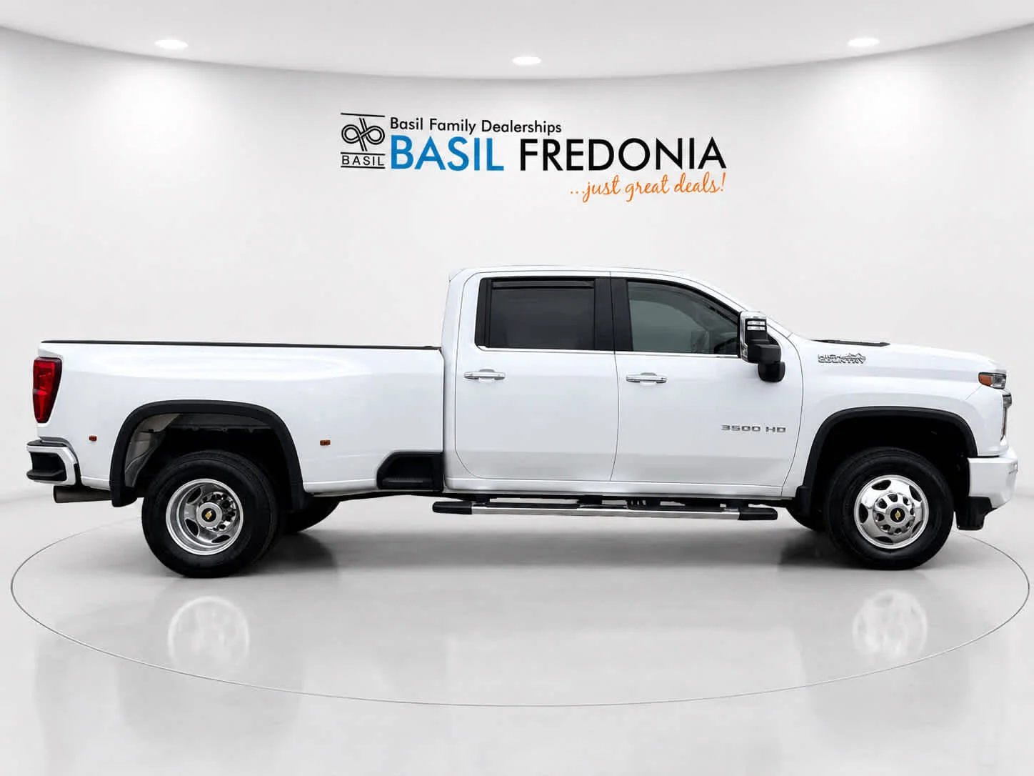 Used 2022 Iridescent Pearl Tricoat Chevrolet High Country image 11