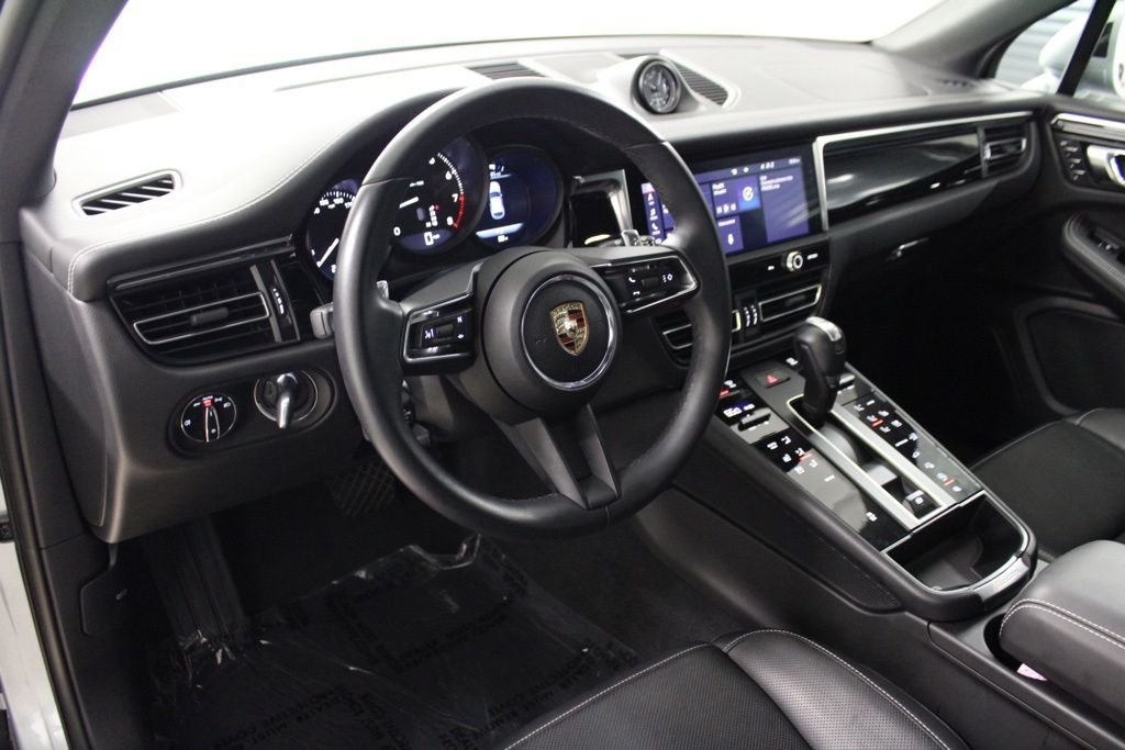 Used 2025  Porsche  image 4