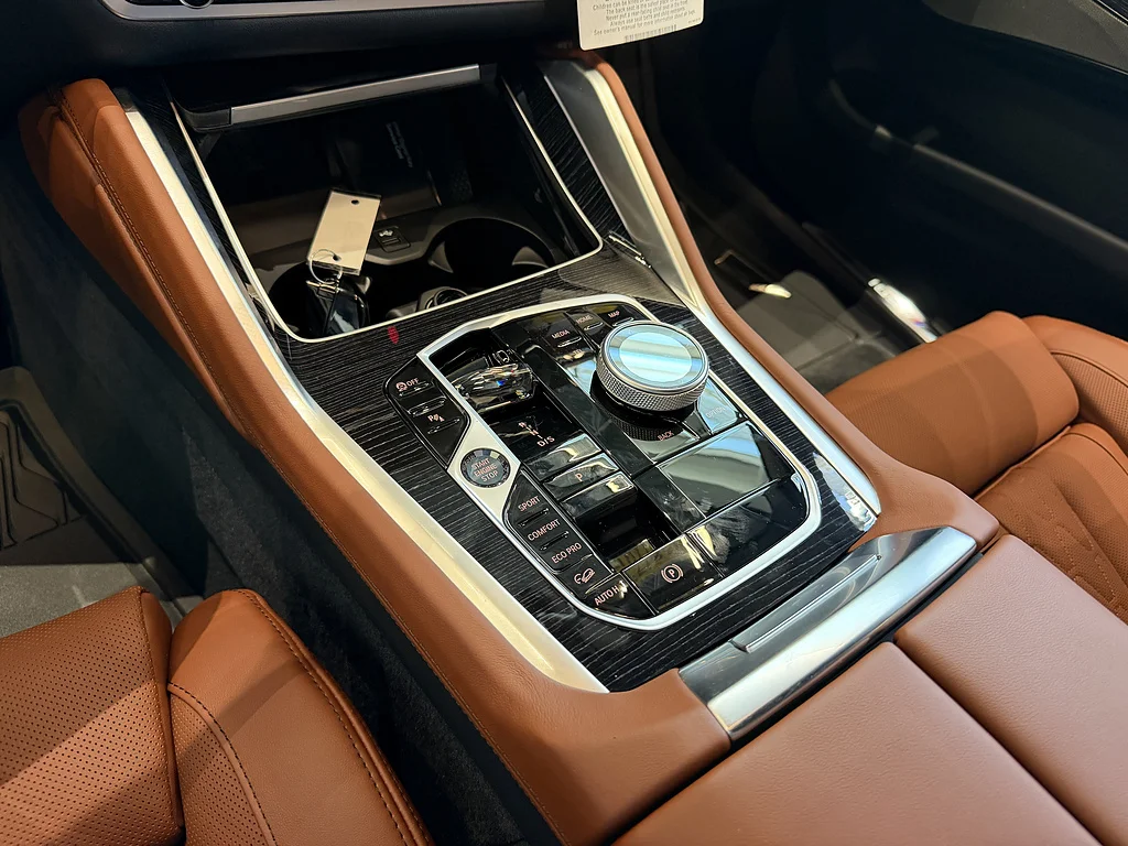New 2027 Alpine White BMW M60i image 10