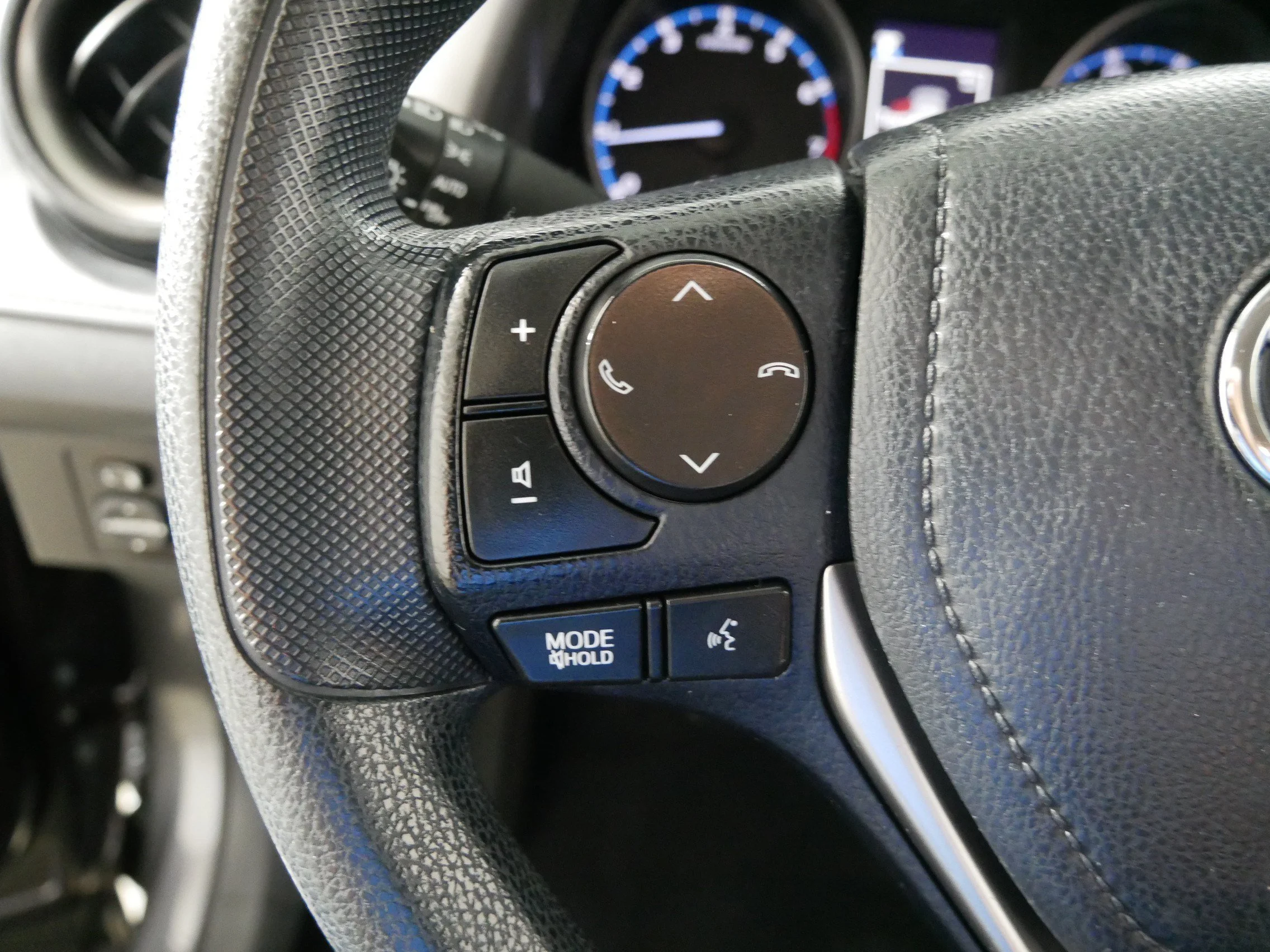 Used 2018 Magnetic Gray Metallic Toyota LE image 27