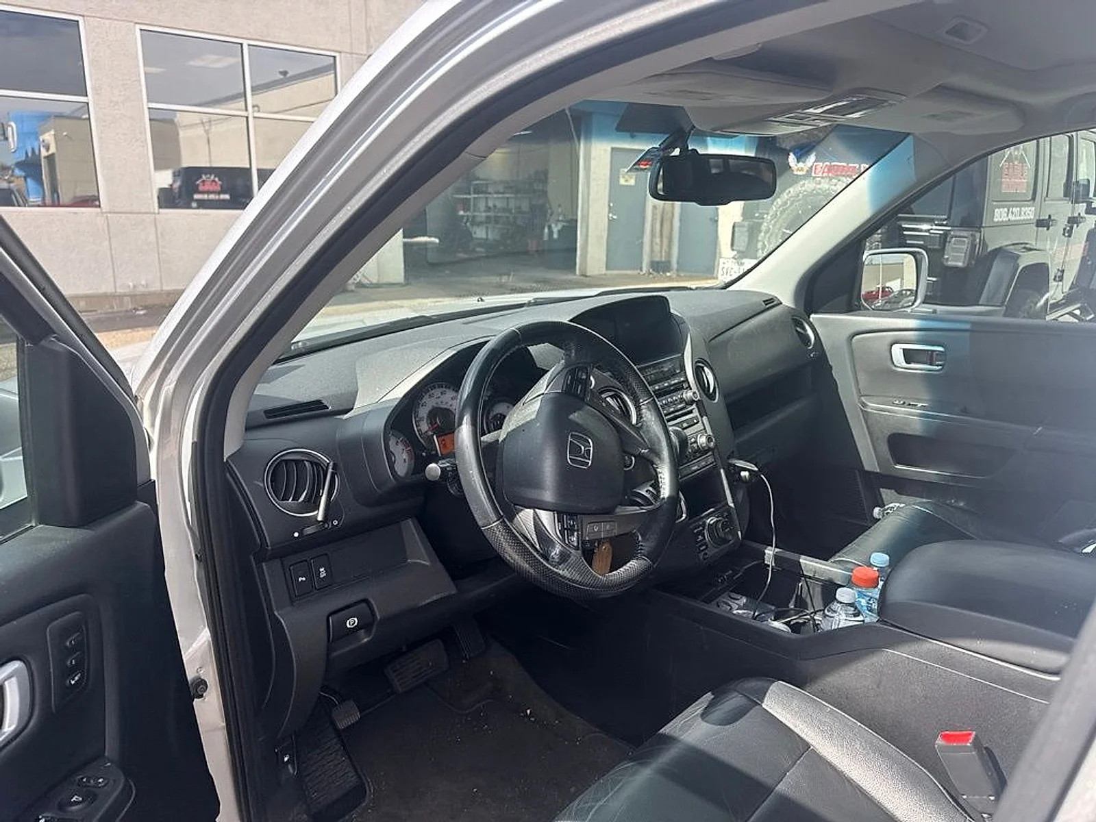 Used 2014 Alabaster Silver Metallic Honda Touring image 4