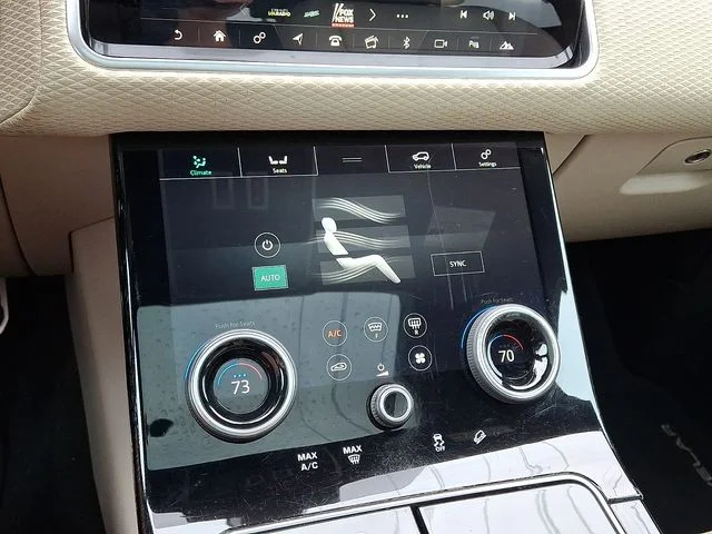 Used 2018  Land Rover SE R-Dynamic image 16