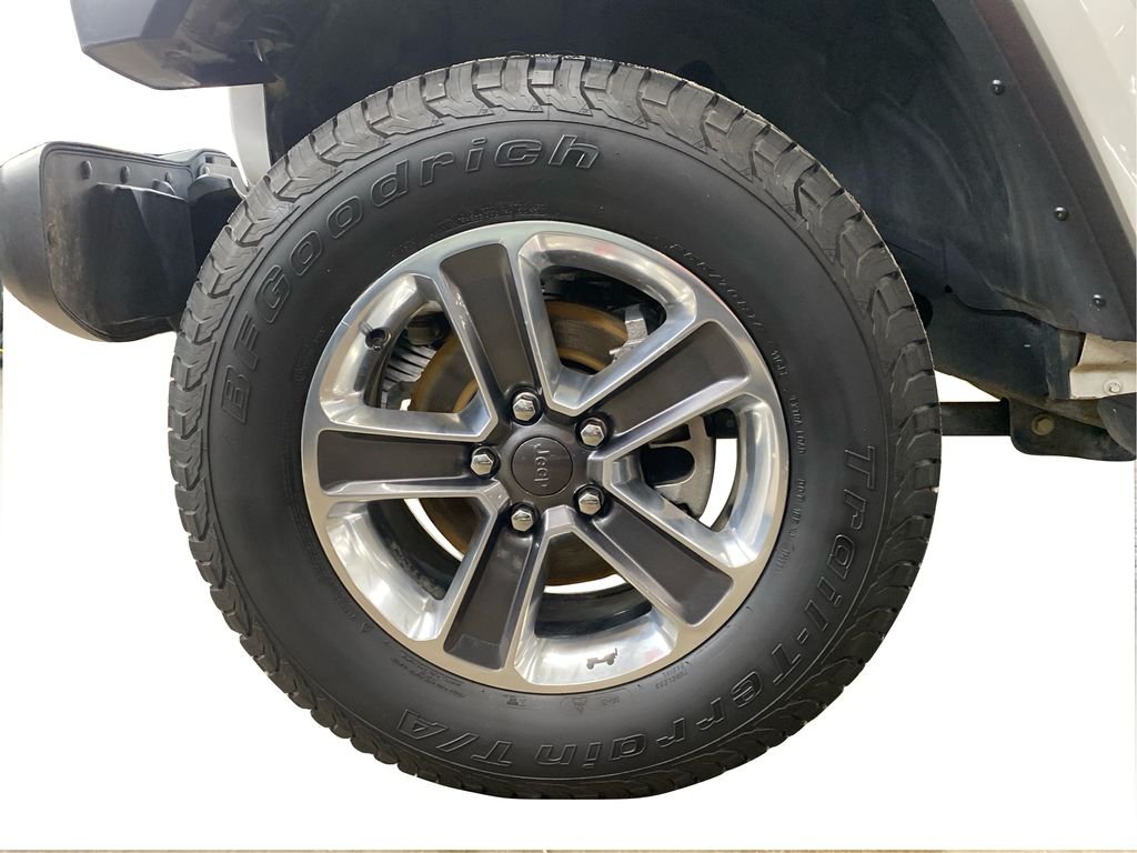 Used 2021 White Jeep Unlimited Sahara image 5