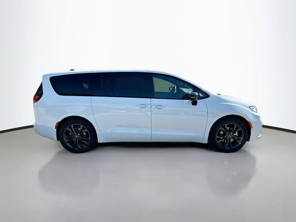 New 2026 Bright White Clearcoat Chrysler Select image 3