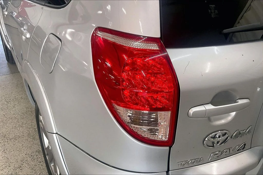 Used 2008 Silver Toyota Sport image 29