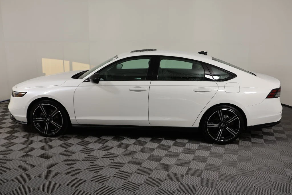 Used 2026 Platinum White Pearl Honda SE image 5