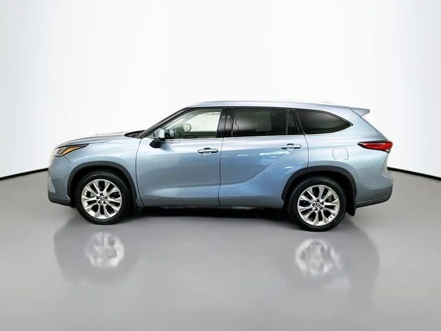 Used 2023  Toyota Limited image 4