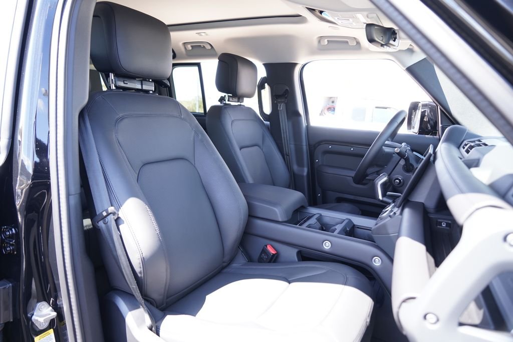 Used 2026 Black Land Rover X-Dynamic SE image 23